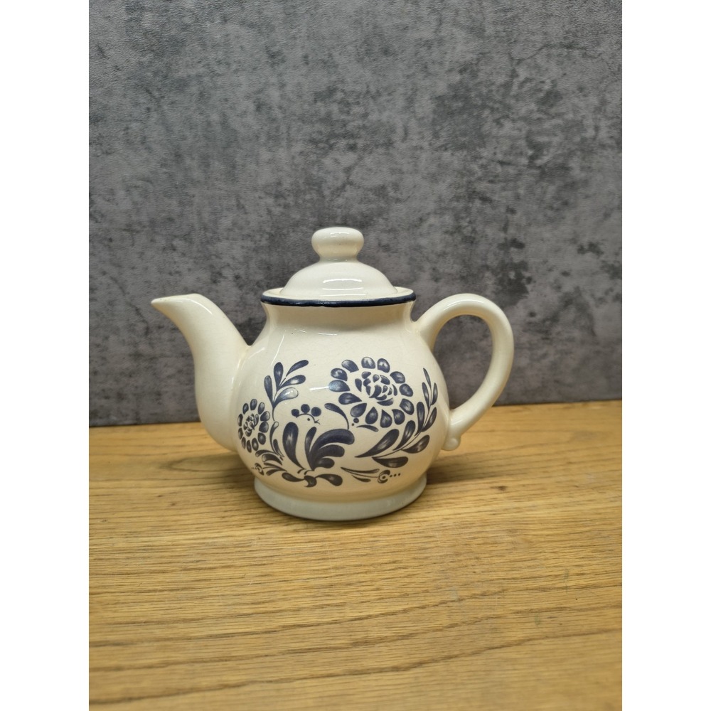 Pfaltzgraff Yorktowne Teapots. 5 Cup Capacity. 1967-2007